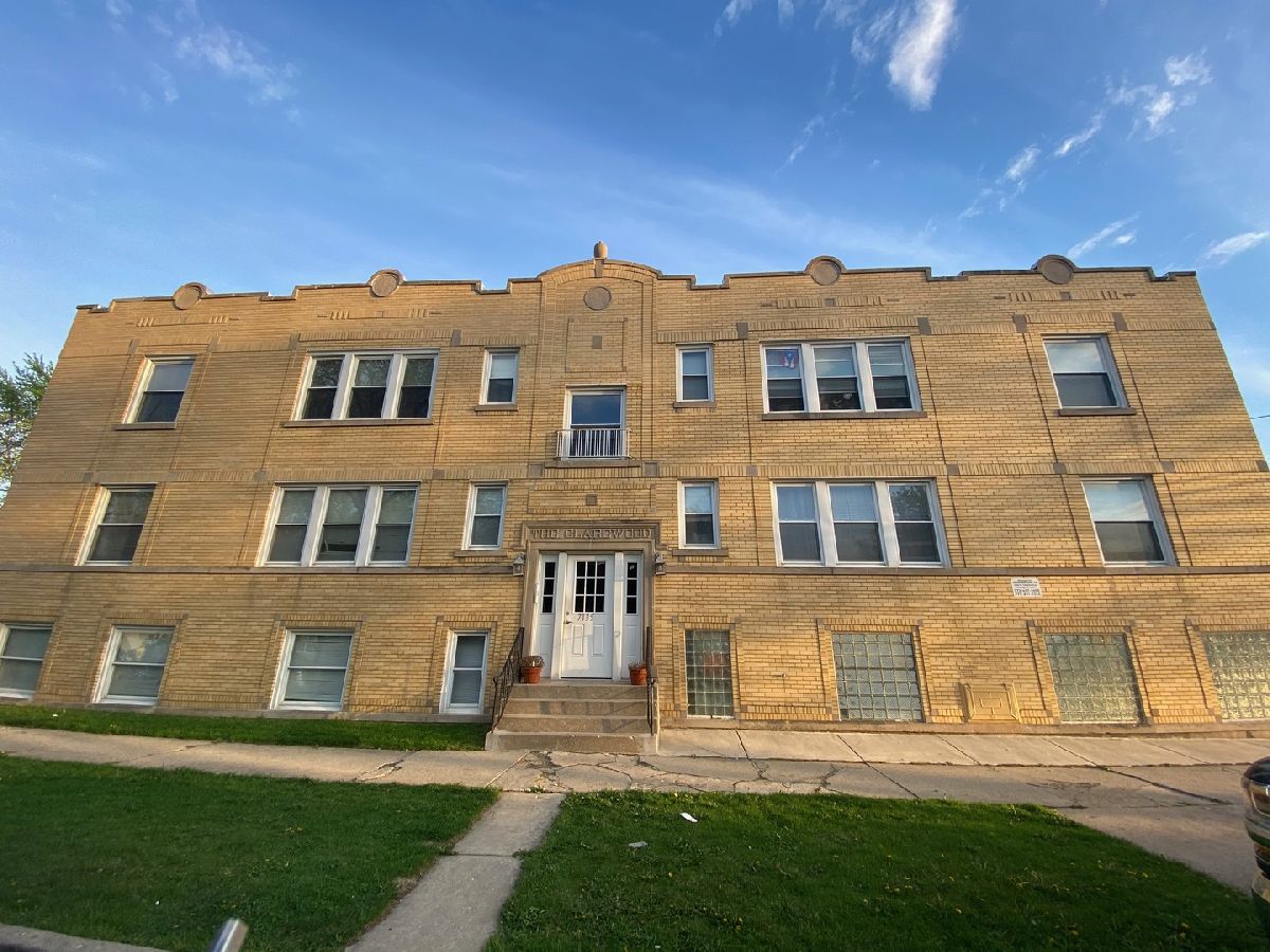 Homes & Condos & Townhomes Rented Montclare Chicago Illinois, 7135 Wrightwood