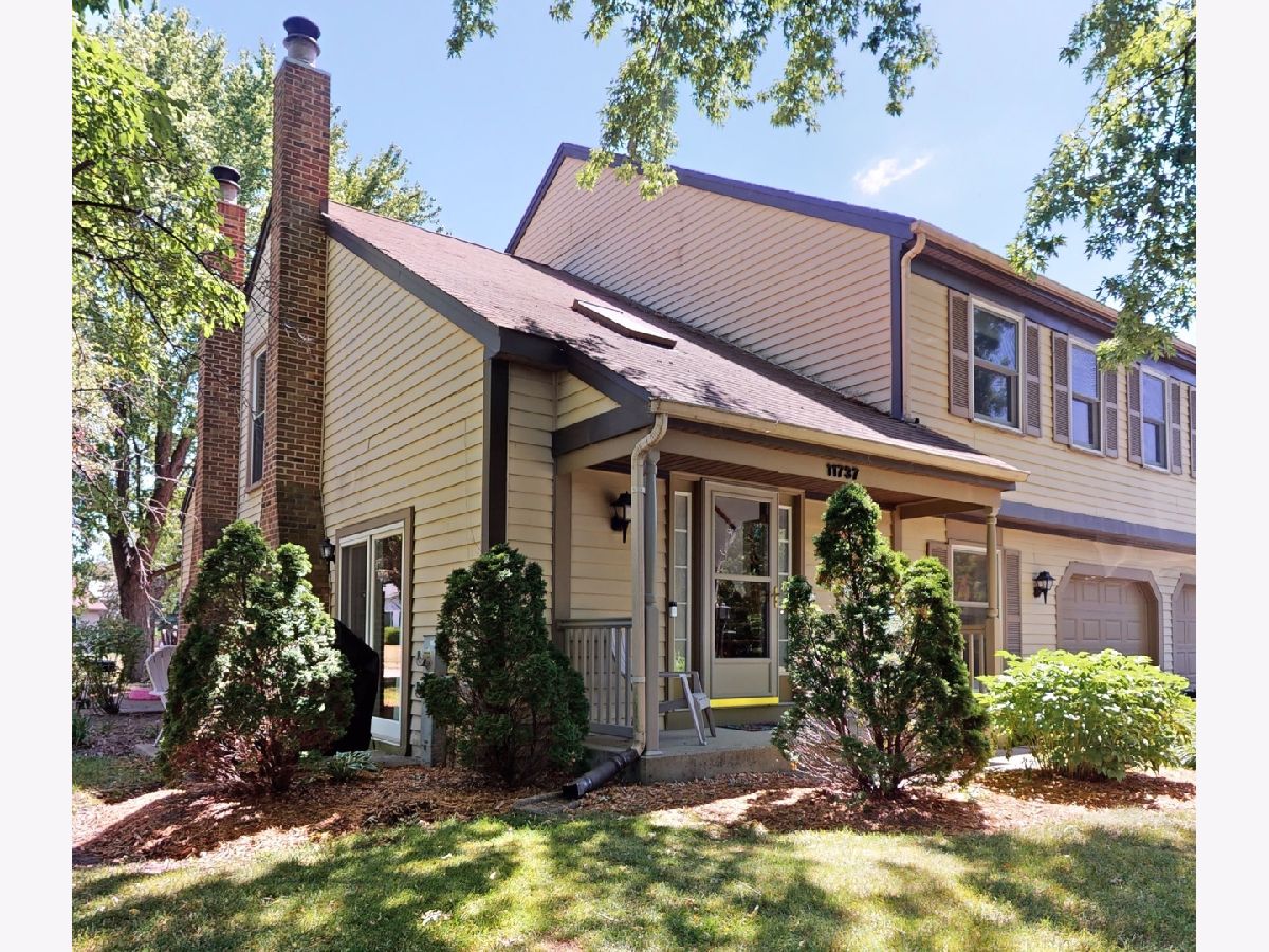 Townhomes & Condos & Homes Sold Woodcreek Huntley Illinois, 11737 Woodcreek