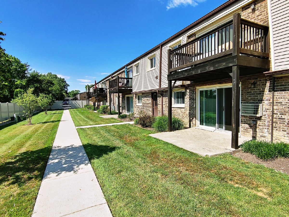 Condominiums Rented Georgetown Palatine Illinois, 240 Carter