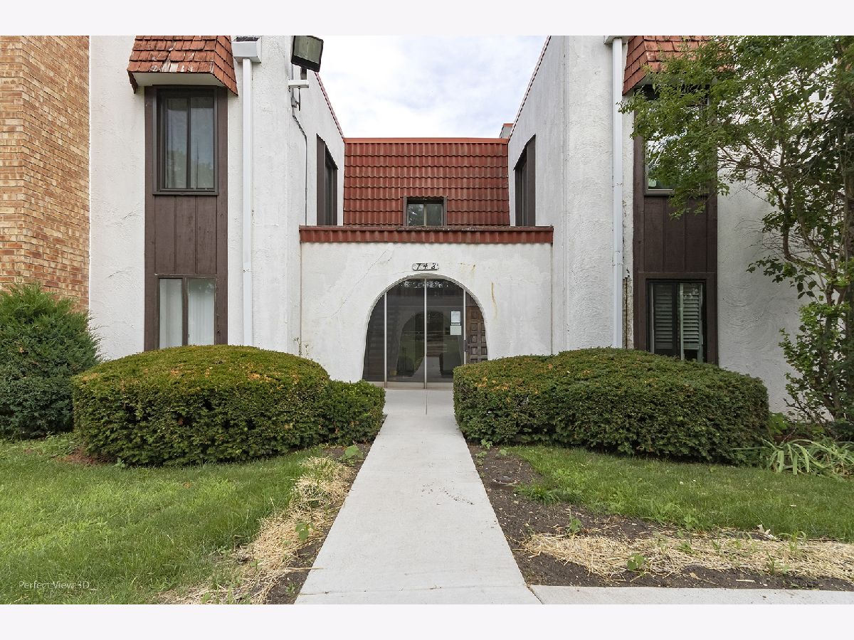 Condominiums Sold Spanish Courts Glendale Heights Illinois, 743 Fullerton