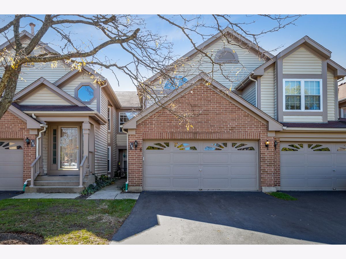 Townhomes & Condos Sold Villas Of Oak Creek Buffalo Grove Illinois, 135 Old Oak