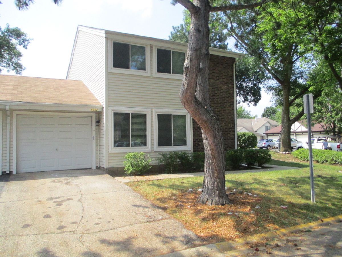 Townhomes & Condos Rented Hidden Creek Palatine Illinois, 1332 Shadow Lake