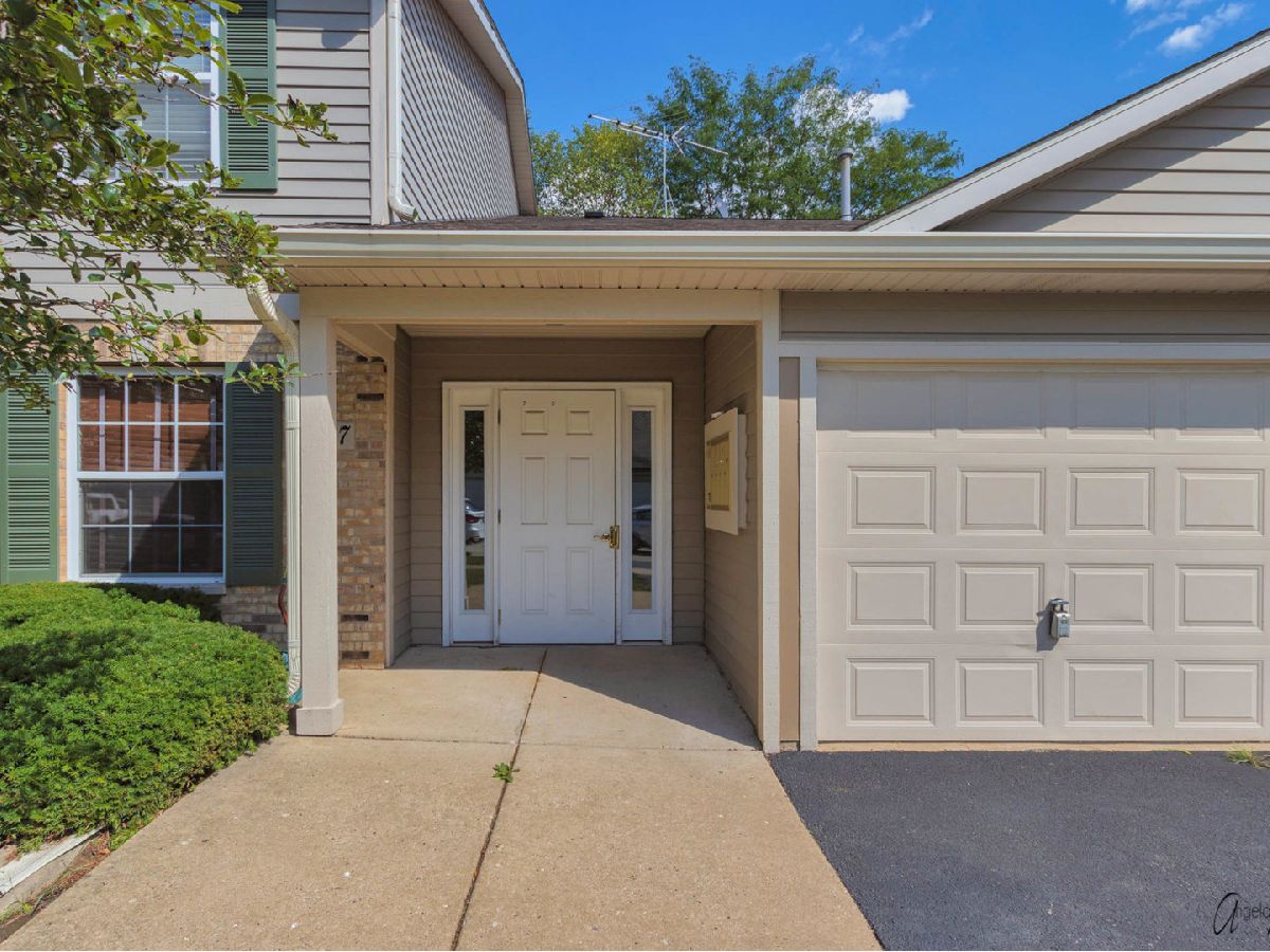 Condos & Townhomes Sold Courts Of Fairfield Village Round Lake Beach Illinois, 1187 Red Oak