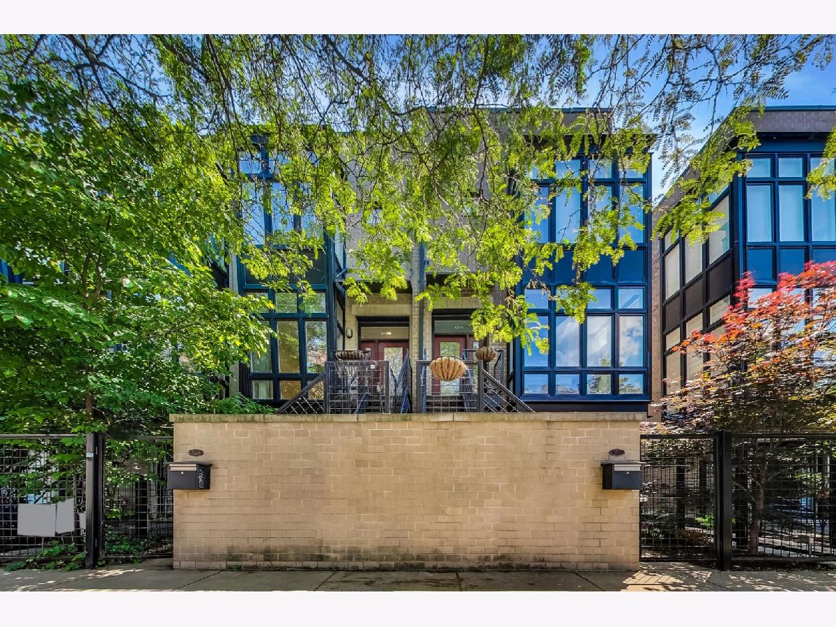 Condominiums & Homes Sold Lakeview Commons Chicago Illinois, 1709 Diversey