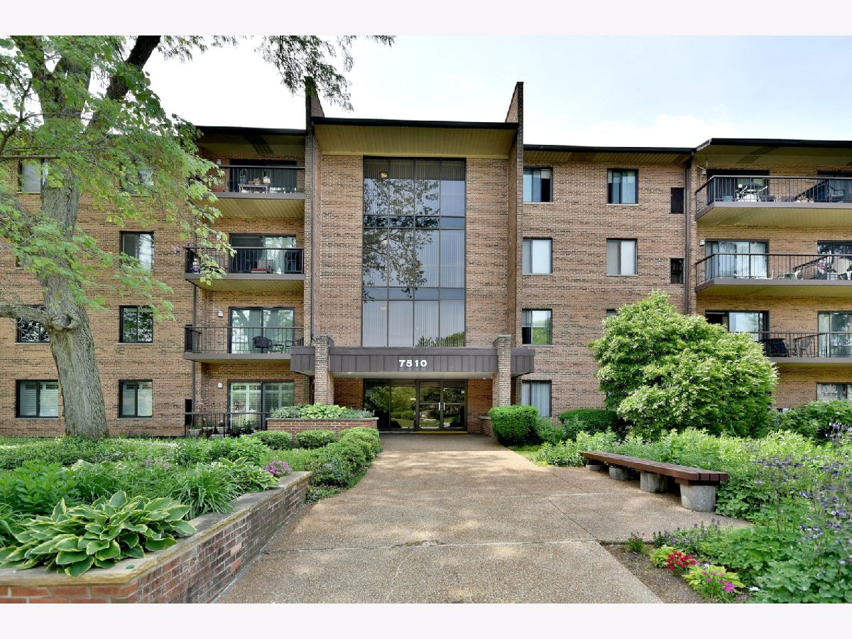 Homes & Condominiums Rented Farmingdale Darien Illinois, 7510 Farmingdale
