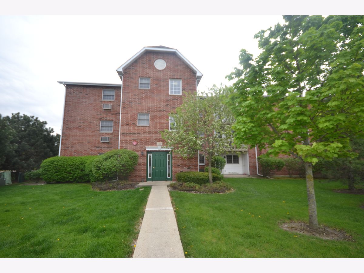 Condominiums Rented Country Club Manor Woodstock Illinois, 360 Leah