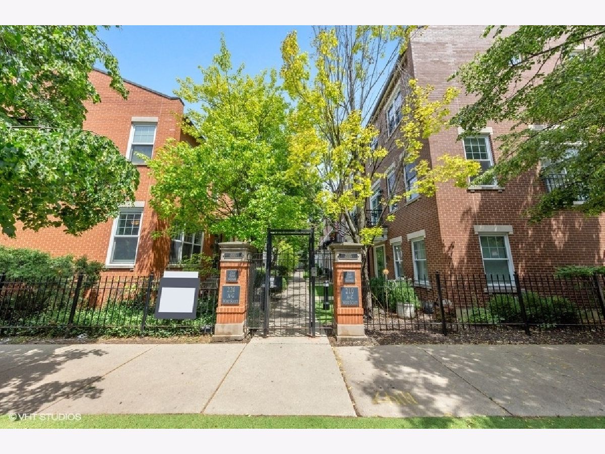 Townhomes & Condos & Homes Sold Old Town Square Chicago Illinois, 210 Scott
