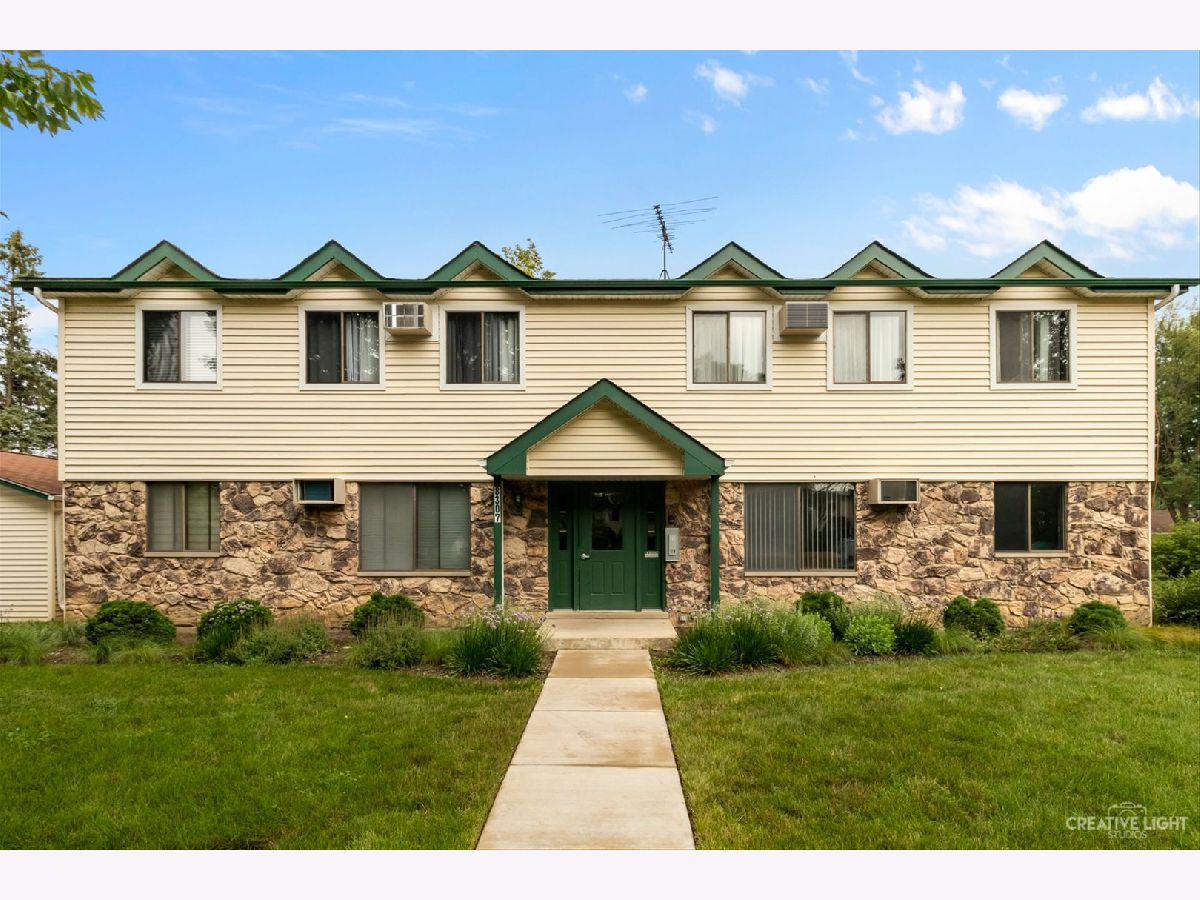 Condominiums Sold Oak Hills Woodridge Illinois, 8307 Oak Leaf