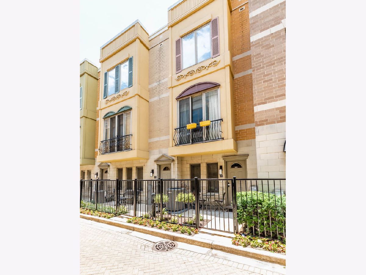 Townhomes Sold Via Como Due Chicago Illinois, 909 Ohio