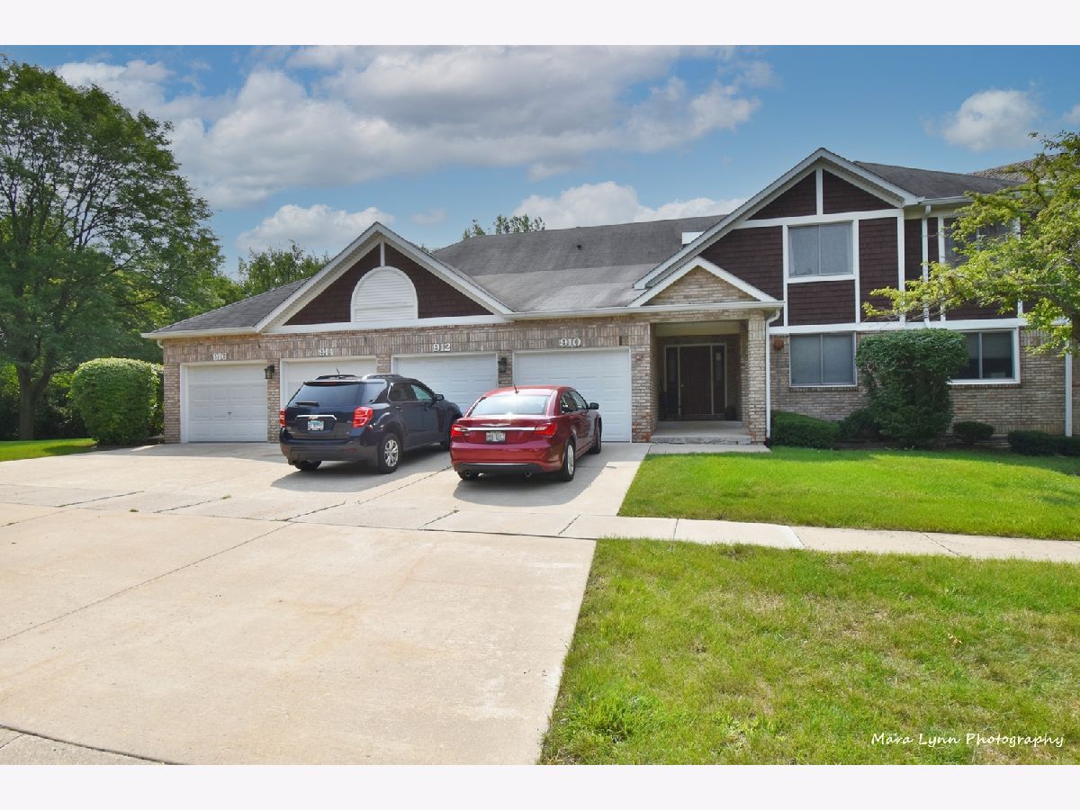 Townhomes & Condos Sold Wildwood Cove St Charles Illinois, 914 Thornwood