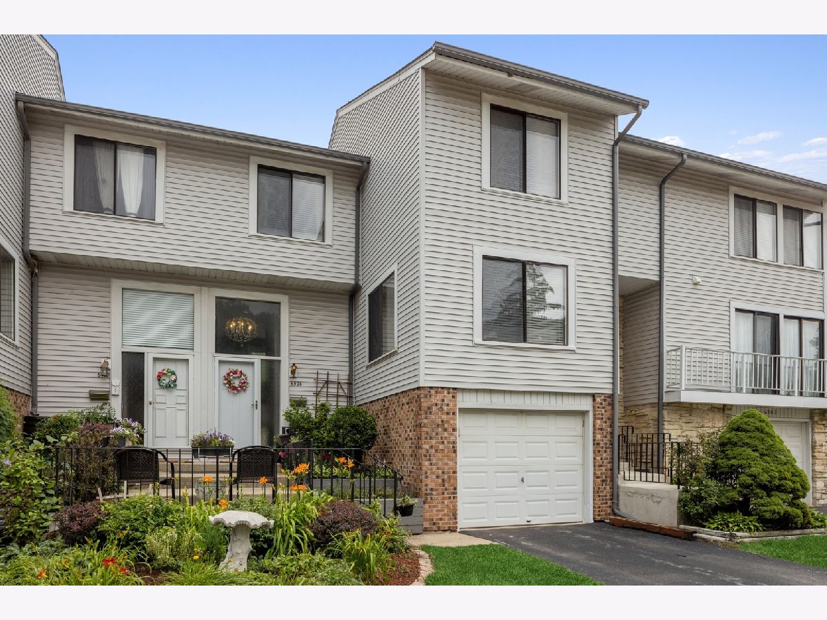 Townhomes Sold Beverly Glen Downers Grove Illinois, 6506 Stair