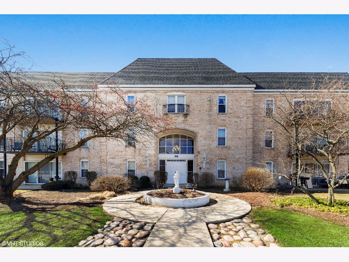 Condominiums Rented Carriage Way Rolling Meadows Illinois, 5001 Carriageway