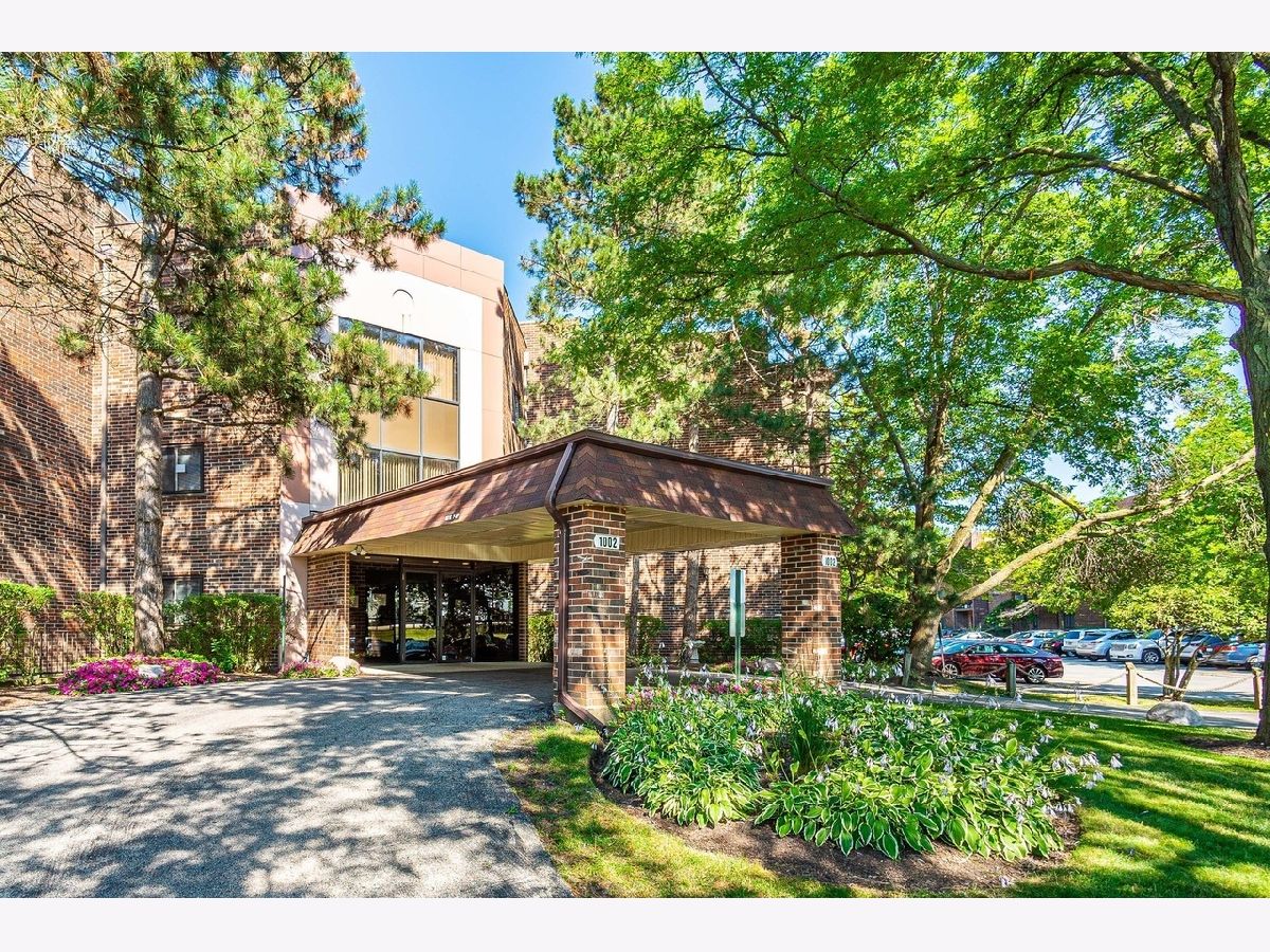 Condominiums Sold Glencove Estates Glenview Illinois, 1002 Castilian
