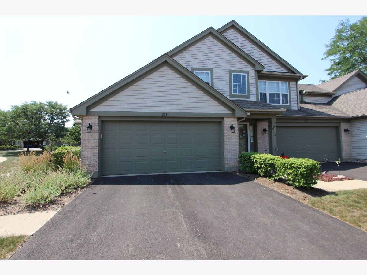 Homes & Townhomes & Condos Rented Country Place Lindenhurst Illinois, 211 Dogwood