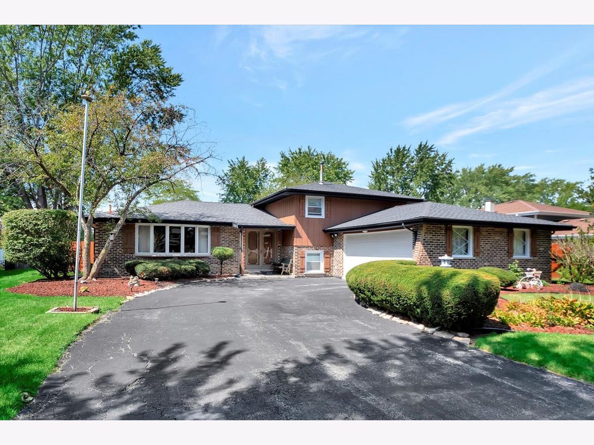 Homes Sold Villa West Orland Park Illinois, 13852 Redwood