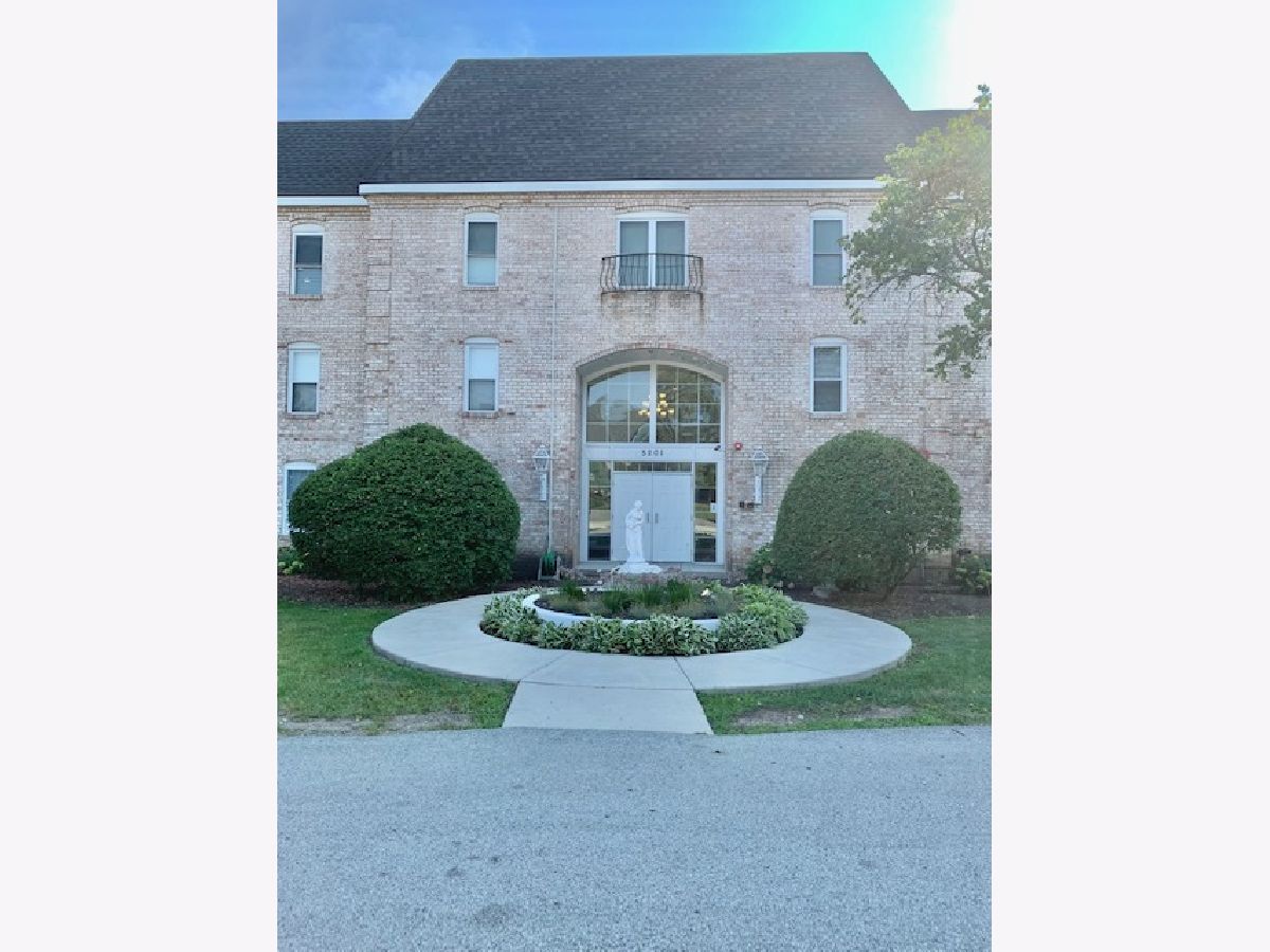 Condominiums Rented Carriage Way Rolling Meadows Illinois, 5201 Carriageway