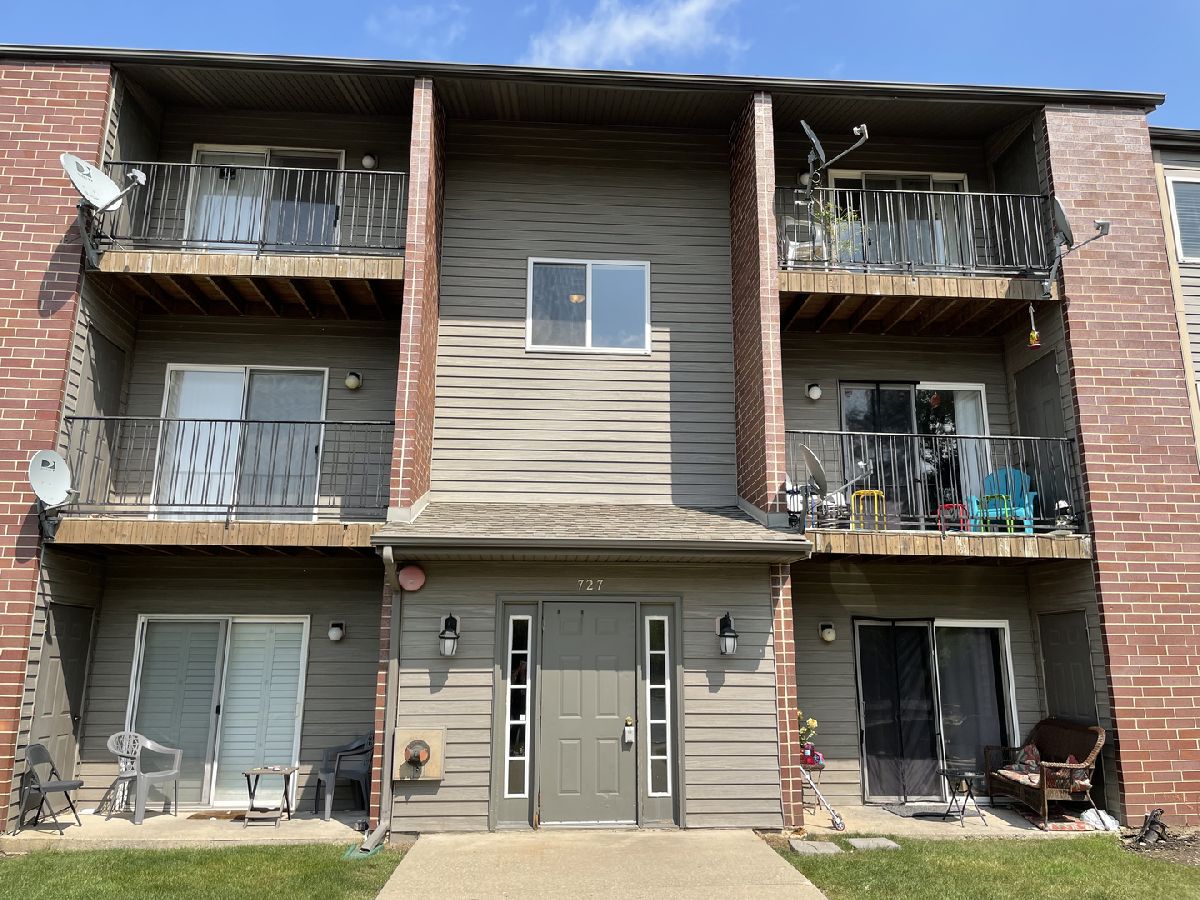 Condominiums Rented Elm Lane Condos Woodstock Illinois, 727 Elm