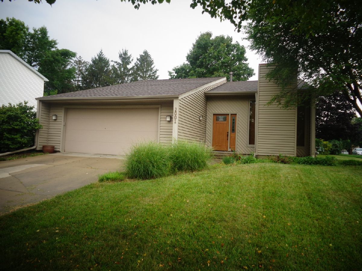 Homes & Condos & Townhomes Sold Blooming Grove Bloomington Illinois, 2001 Fallen Oak