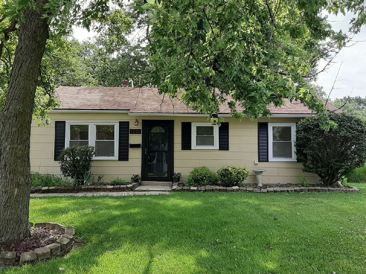 Homes & Condos & Townhomes Rented Raynor Hills Estate Crest Hill Illinois, 1718 Burry Circle
