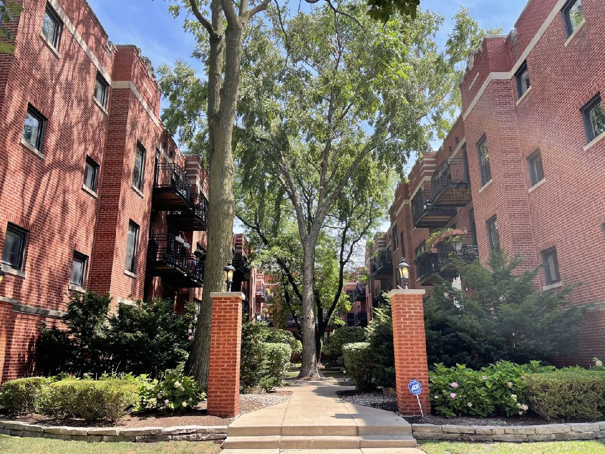 Condominiums Sold Paulina Ridge Court Chicago Illinois, 5915 Paulina