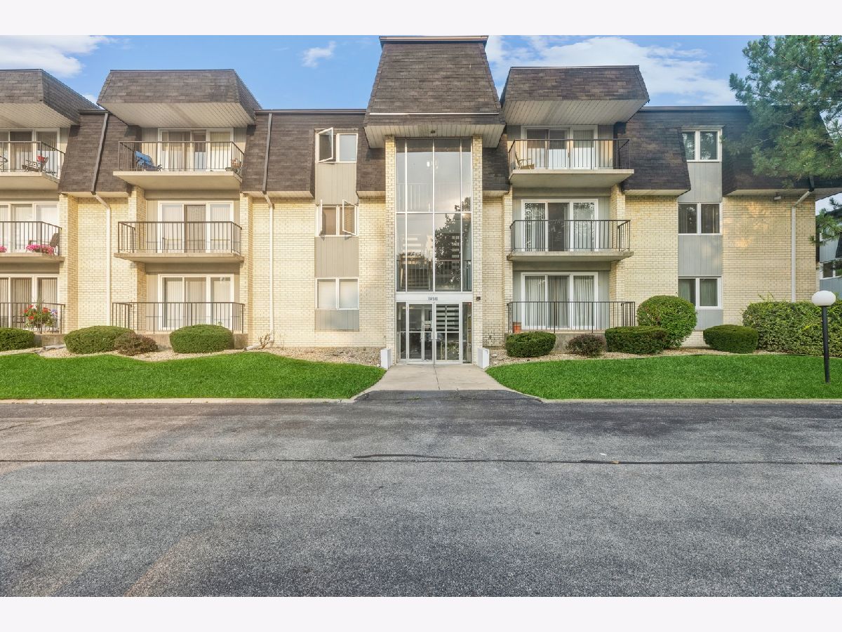Condominiums Sold Country Club Condiominium Lansing Illinois, 18511 Wentworth