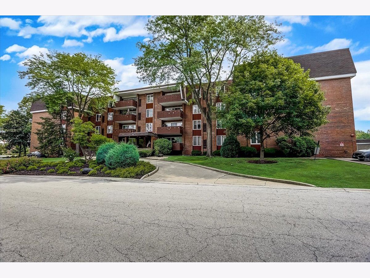 Condominiums Sold Park Royal Wood Dale Illinois, 121 Spruce