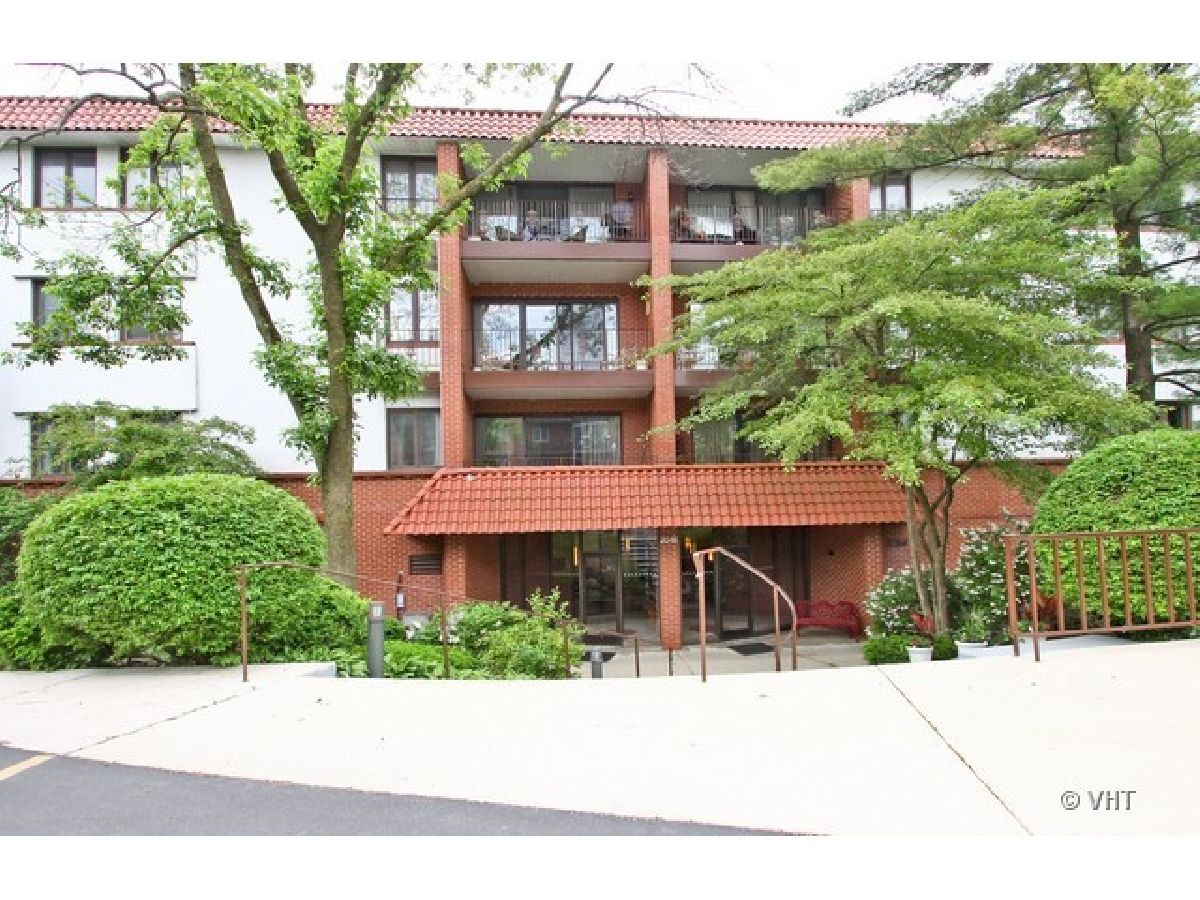 Condominiums Rented Spanish Courts Highland Park Illinois, 2046 Saint Johns