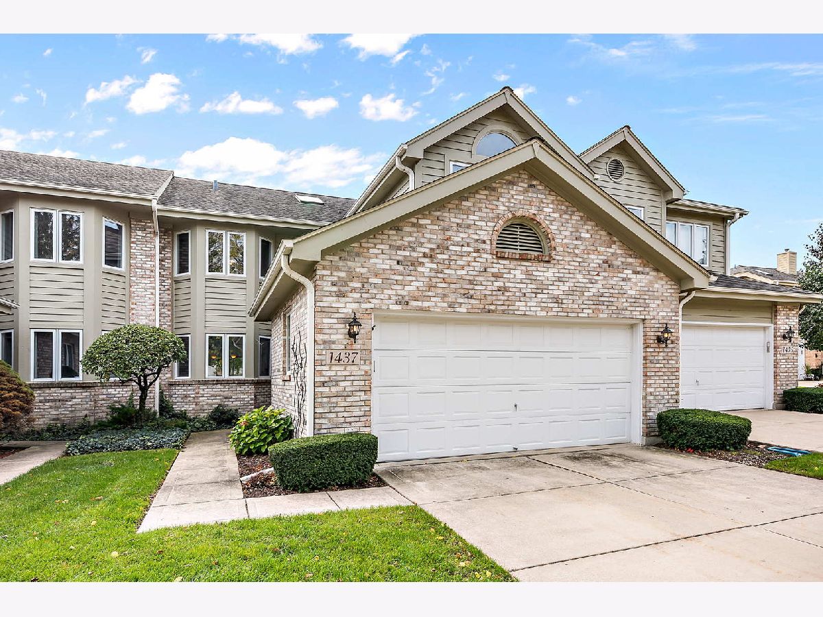 Townhomes & Homes Sold Norman Courts Darien Illinois, 1437 Coventry