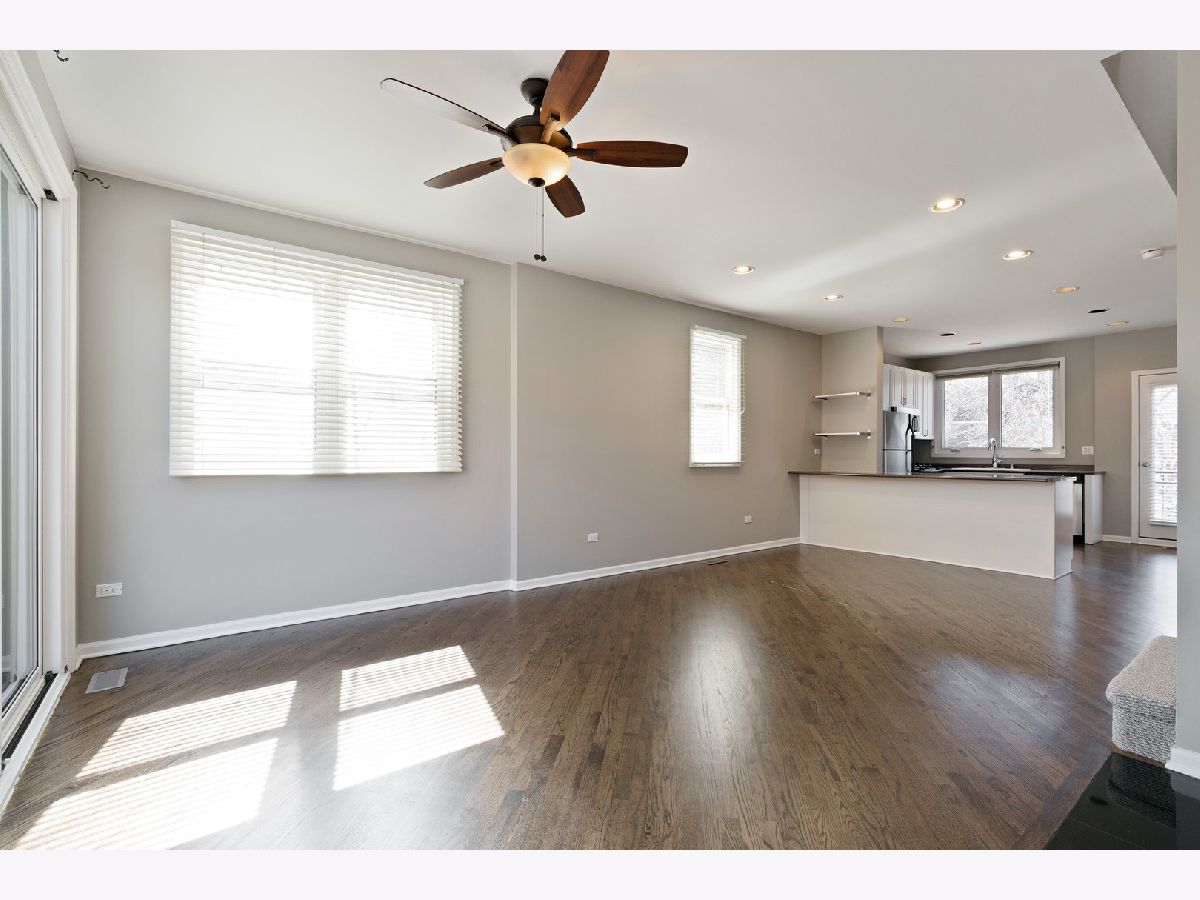 Townhomes & Condos & Homes Rented Landmark Village Chicago Illinois, 2801 Wolcott