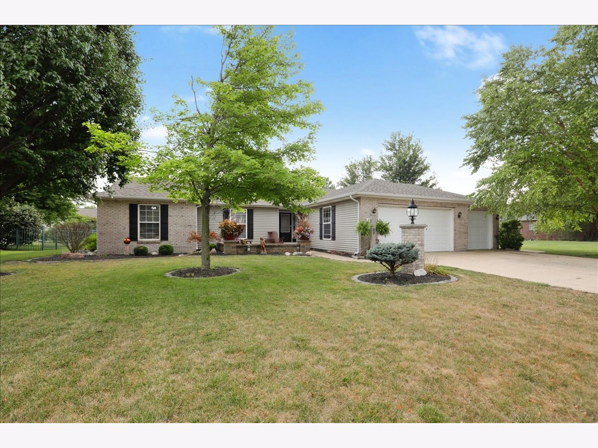 Homes & Condos & Townhomes Sold Ironhorse Tuscola Illinois, 911 Lakeshore