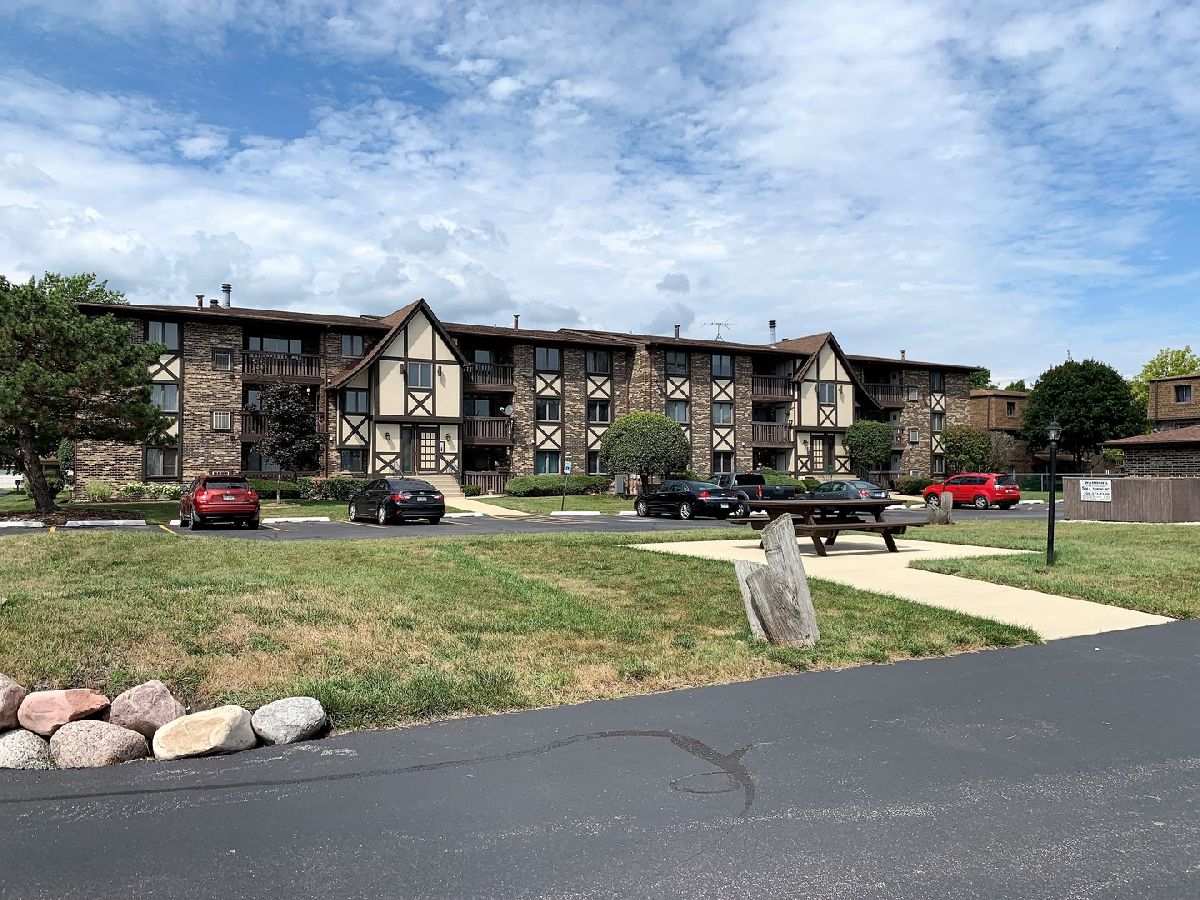 Condominiums Sold Regal Place Crestwood Illinois, 13745 Lamon