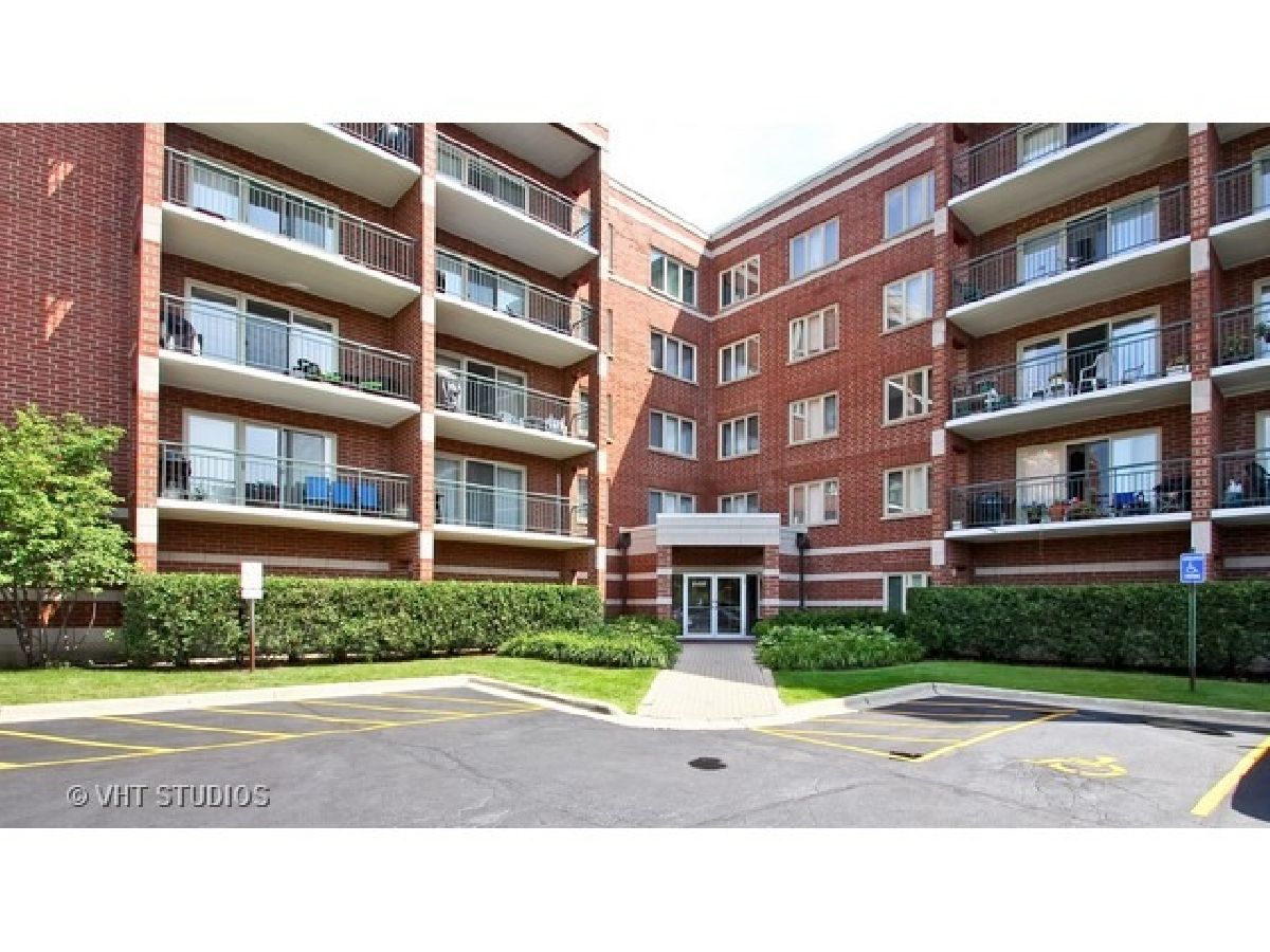 Condominiums Rented Glenlake Chicago Illinois, 6400 Berteau