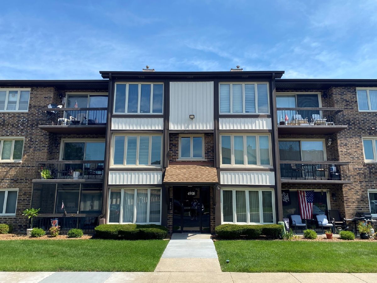 Condominiums & Homes Sold Fieldcrest Crestwood Illinois, 4908 Circle