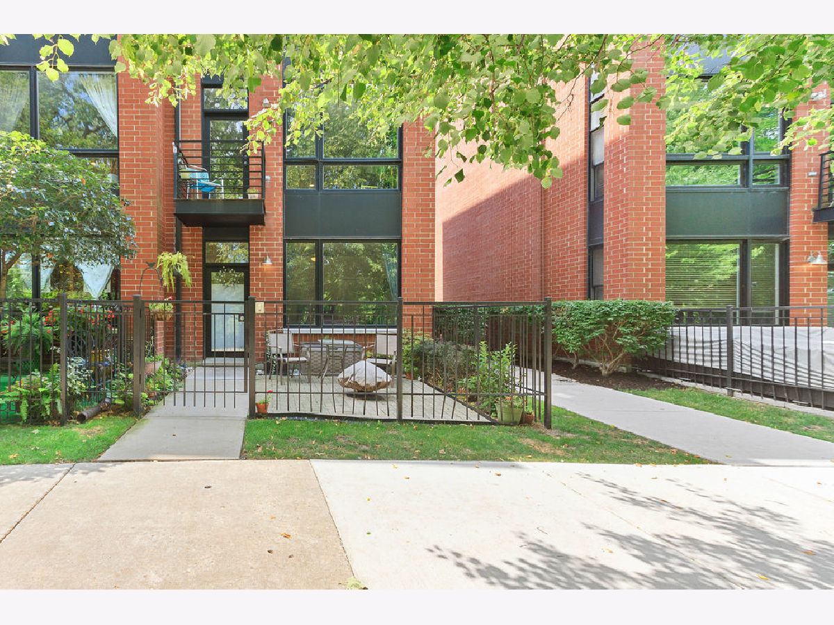 Townhomes & Condos Sold Riverwalk Townhomes Chicago Illinois, 2846 Riverwalk
