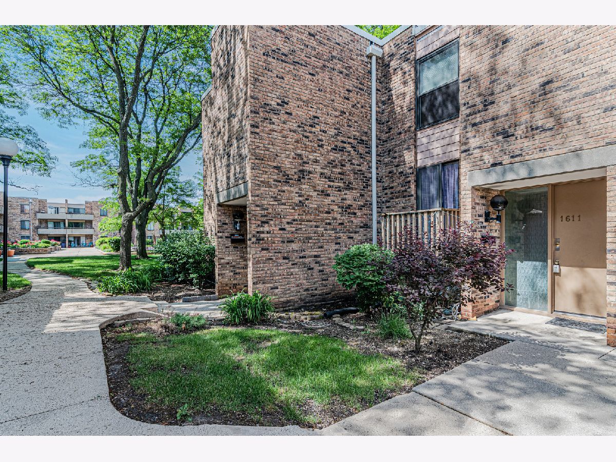 Condos & Townhomes Sold Walden Schaumburg Illinois, 1611 Waxwing