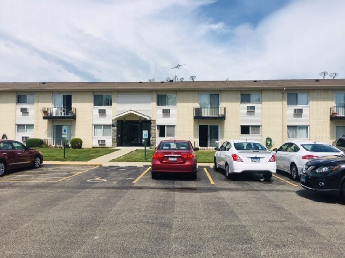 Condominiums Rented Courtland Square Des Plaines Illinois, 8924 Kenneth