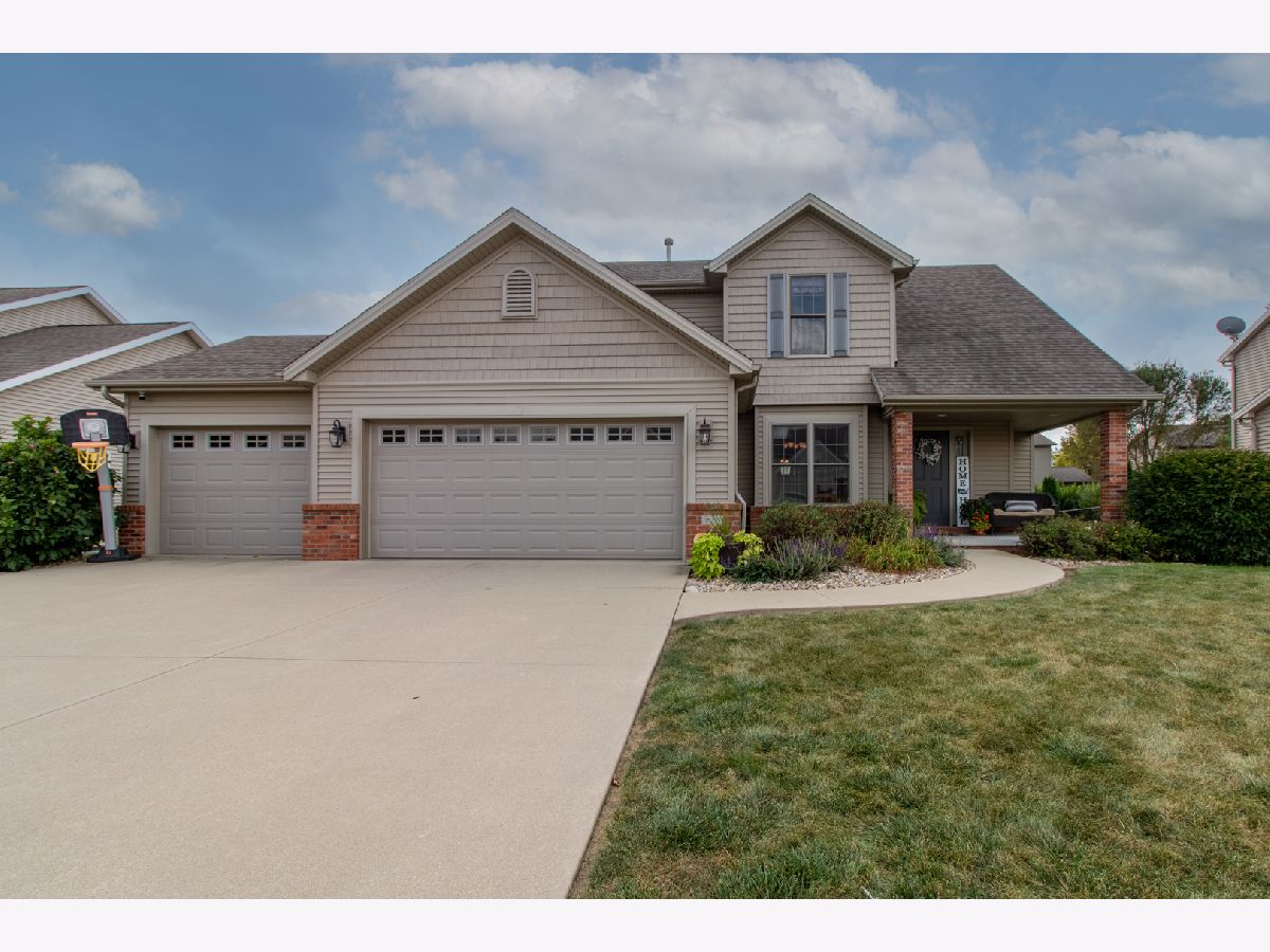 Homes & Condos & Townhomes Sold Gaelic Place West Bloomington Illinois, 3011 Sable Oaks
