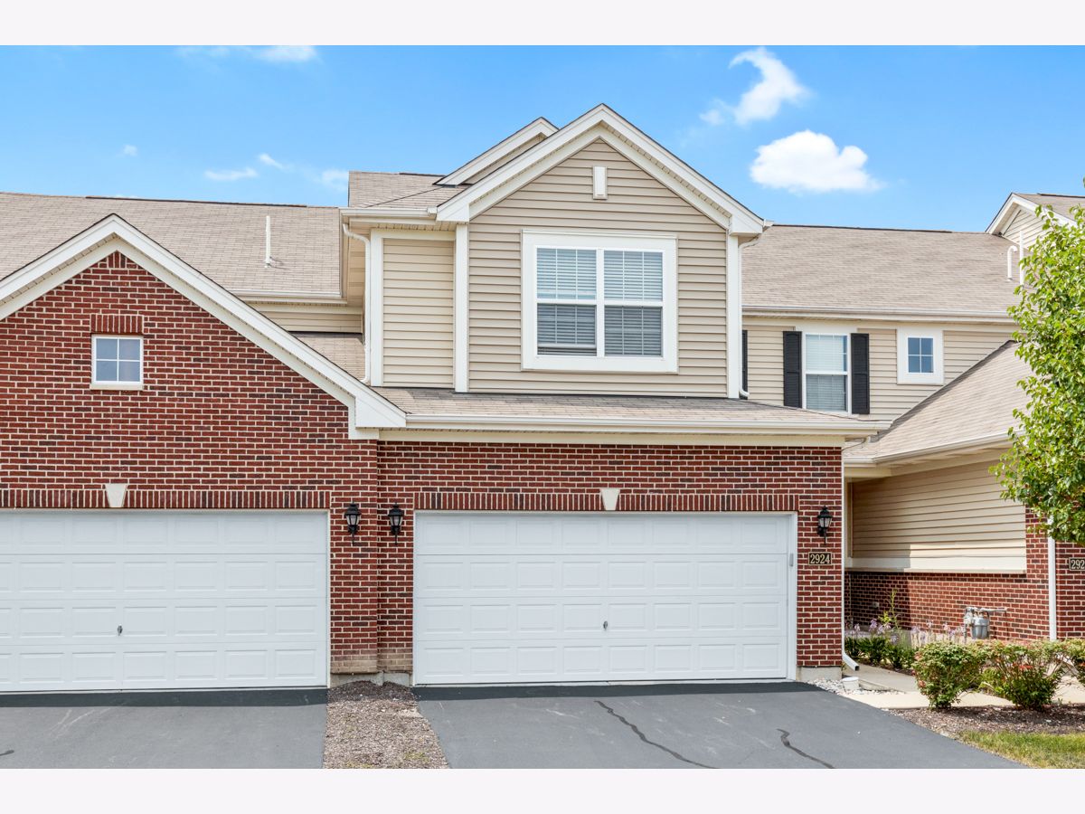 Townhomes Rented Savannah Crossing Aurora Illinois, 2924 Church