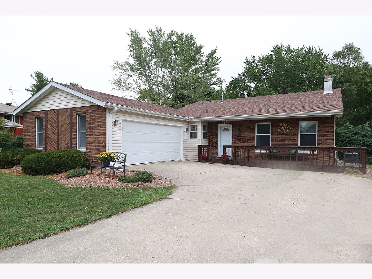 Homes Sold Country West Shorewood Illinois, 310 Greenfield