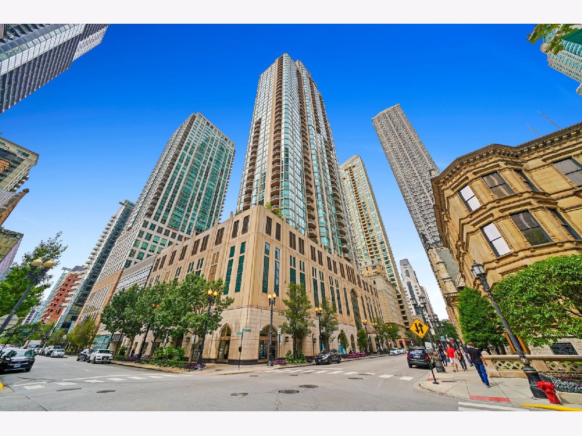 Condominiums Rented The Pinnacle Chicago Illinois, 21 Huron