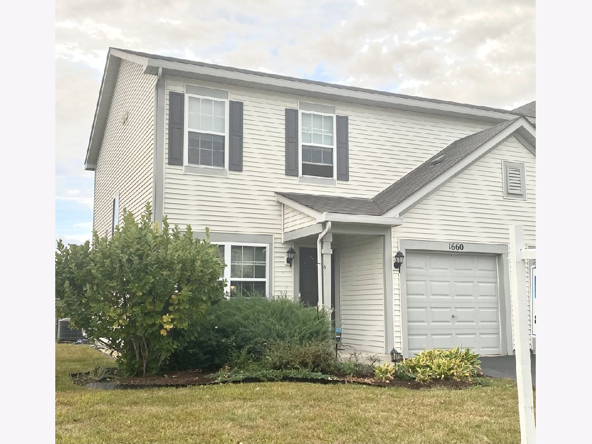 Townhomes & Homes Rented Lakewood Crossing Hampshire Illinois, 1660 Cameron