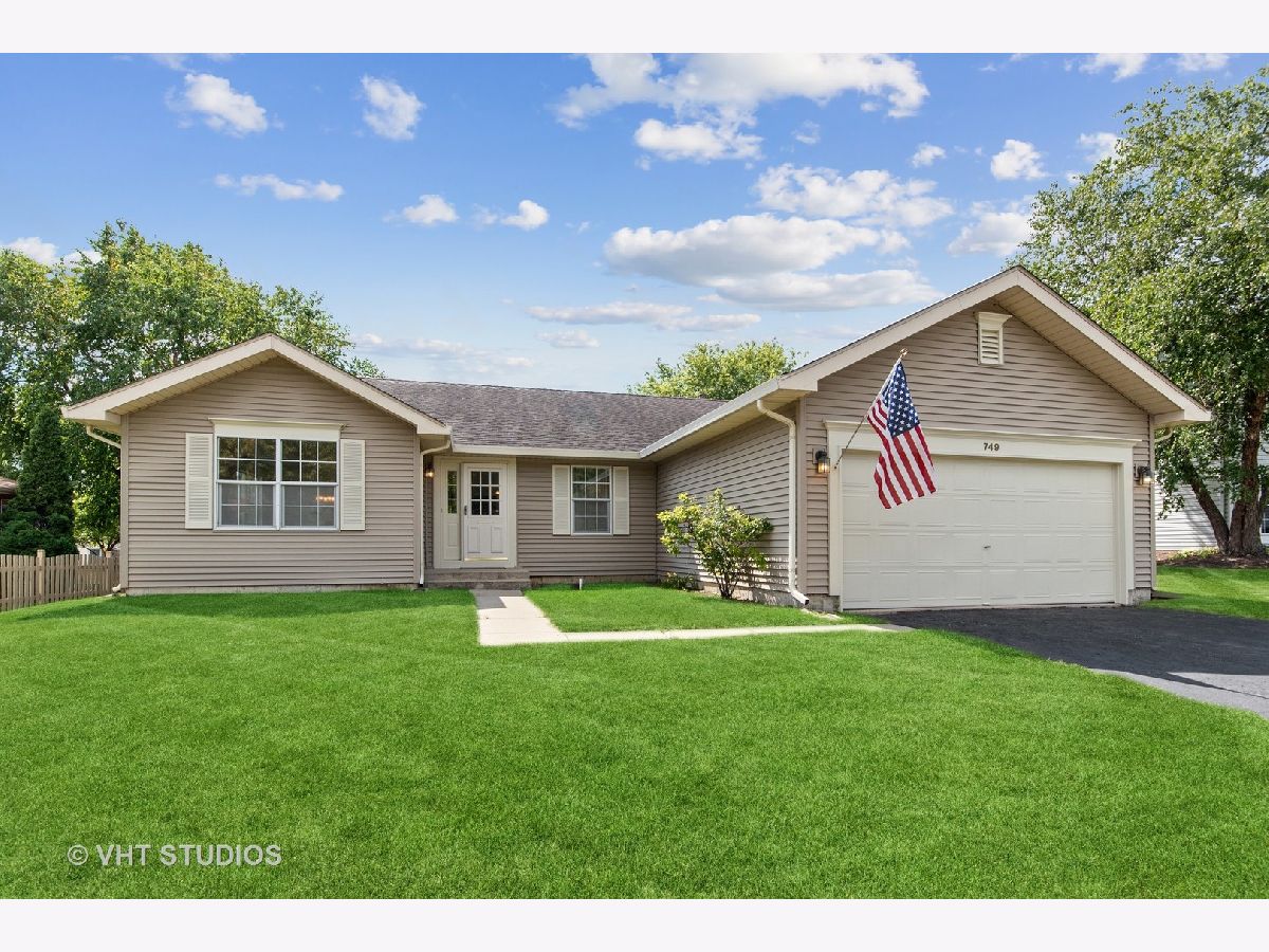 Homes Sold Greenbrier Park Crystal Lake Illinois, 749 Grandview
