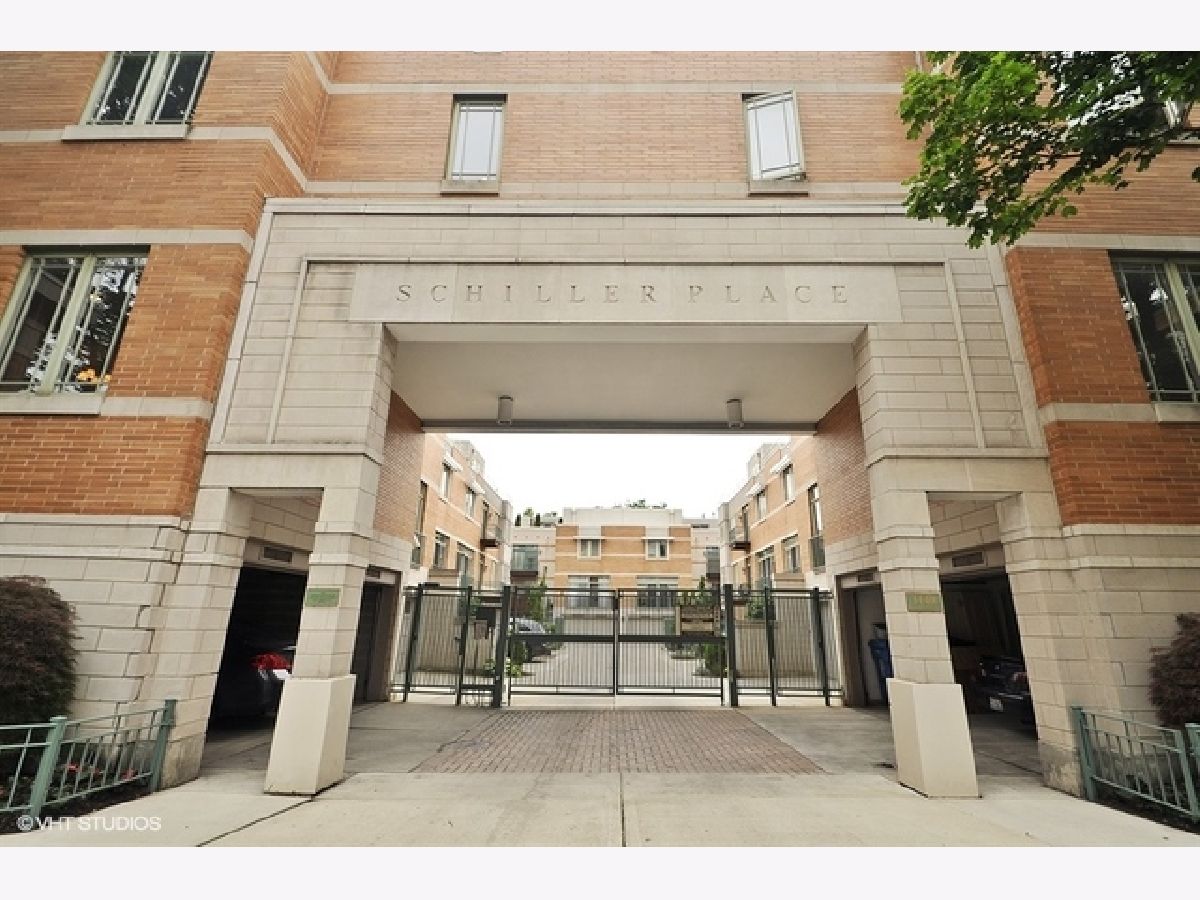 Townhomes Rented Schiller Place Chicago Illinois, 1440 Wells