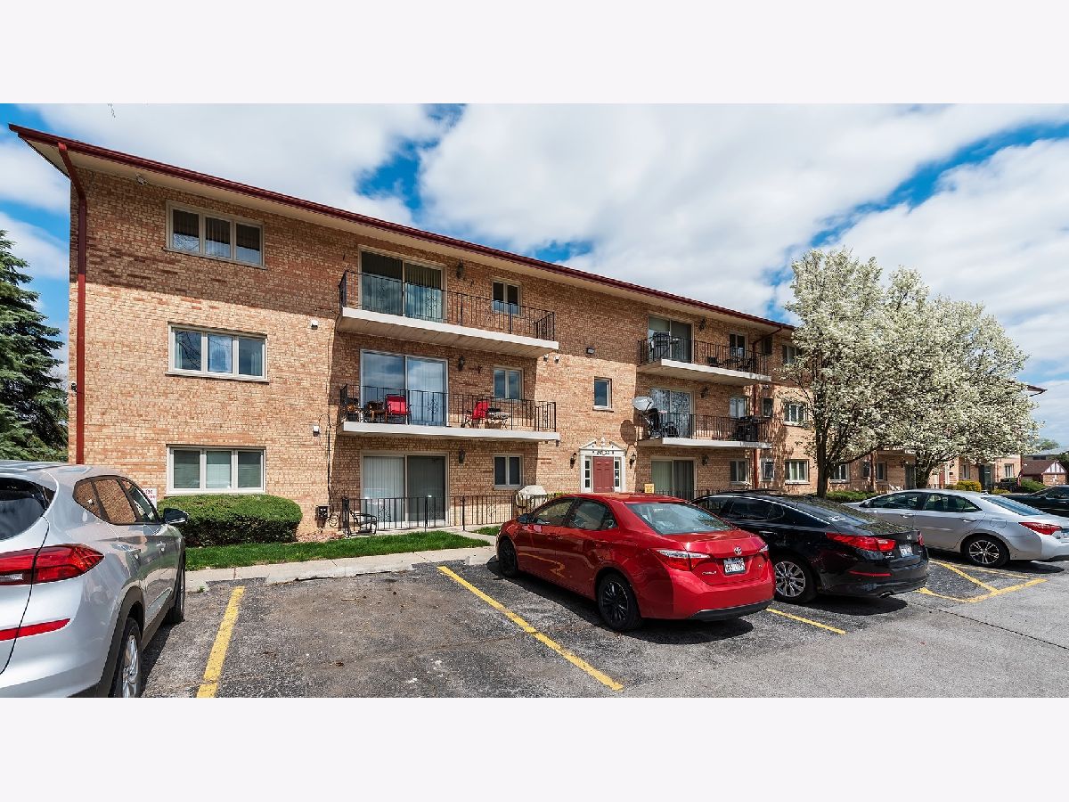 Condominiums Rented Greenbriar Hickory Hills Illinois, 9430 Greenbriar