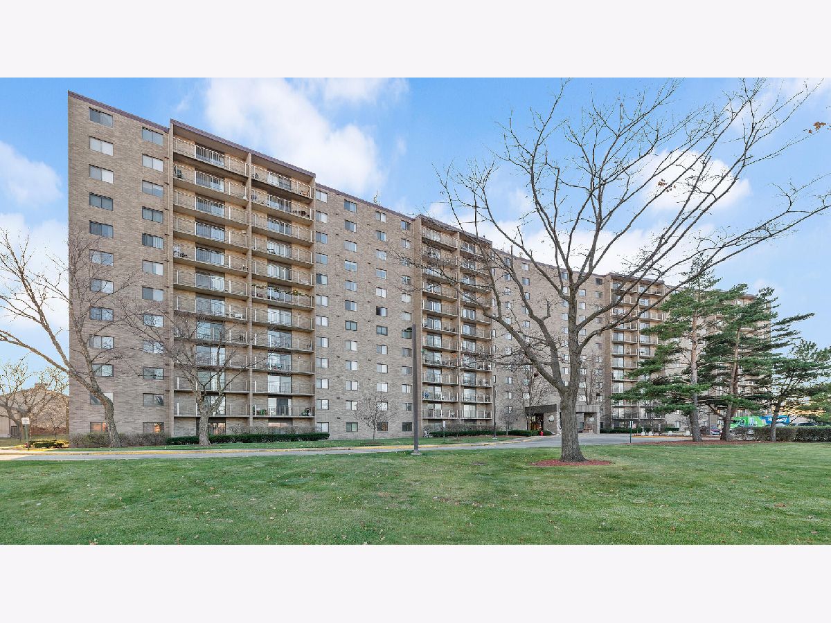 Lake Hinsdale Towers Willowbrook IL, Condominiums For Sale & For Rent
