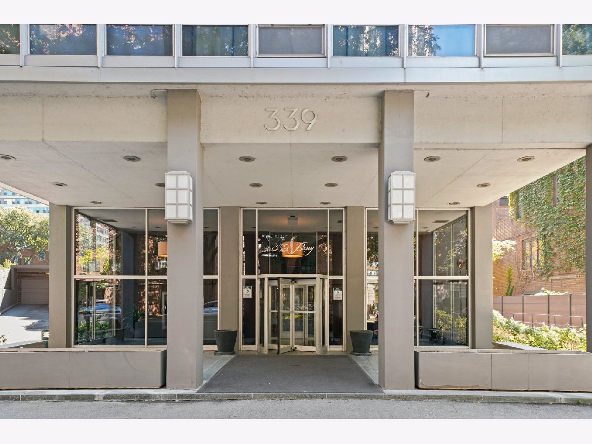 Condominiums Sold Barry By The Lake Chicago Illinois, 339 Barry