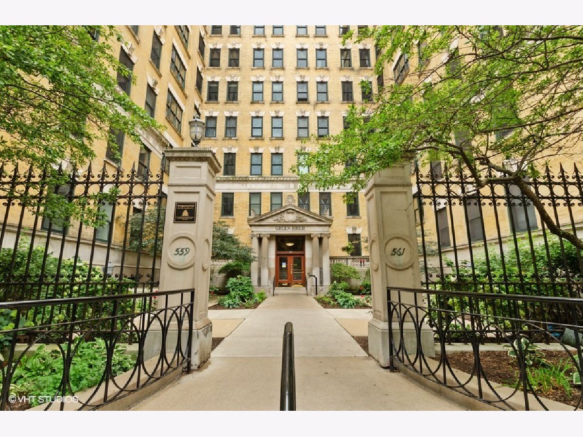 Condominiums Rented Greenbriar Chicago Illinois, 559 Surf