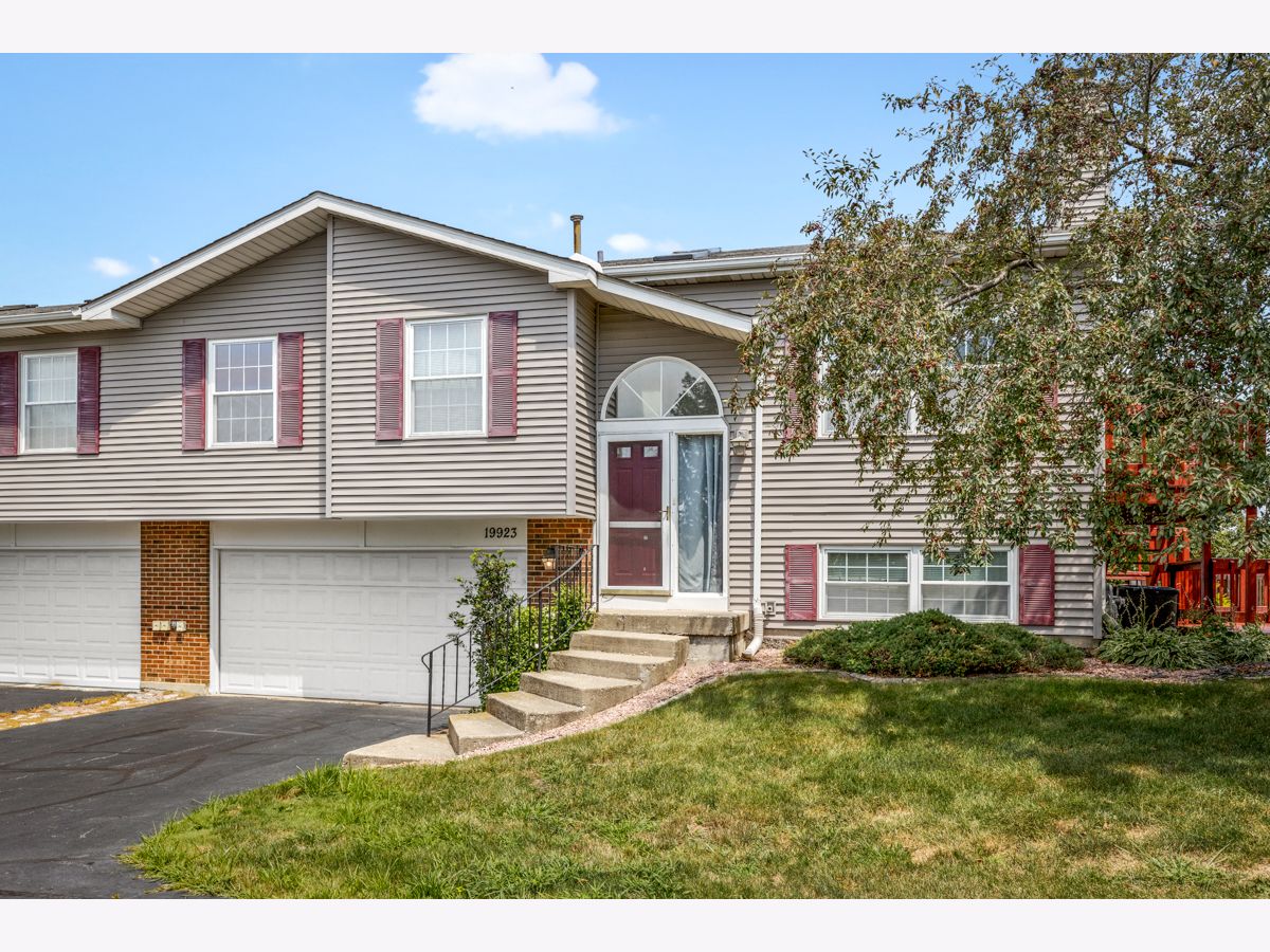 Homes & Condos & Townhomes Sold Highlands Frankfort Illinois, 19923 Edinburgh