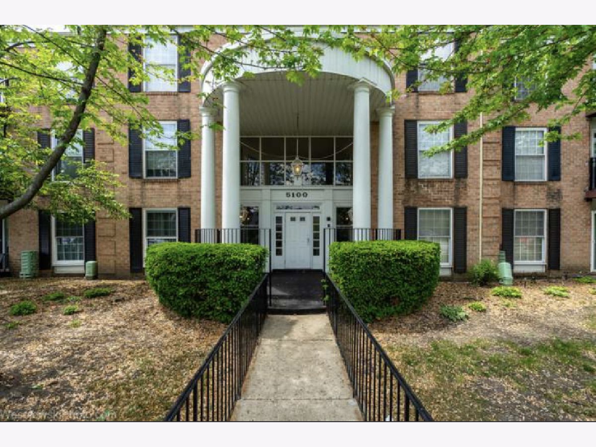 Condominiums Rented Carriage Way Rolling Meadows Illinois, 5100 Carriageway