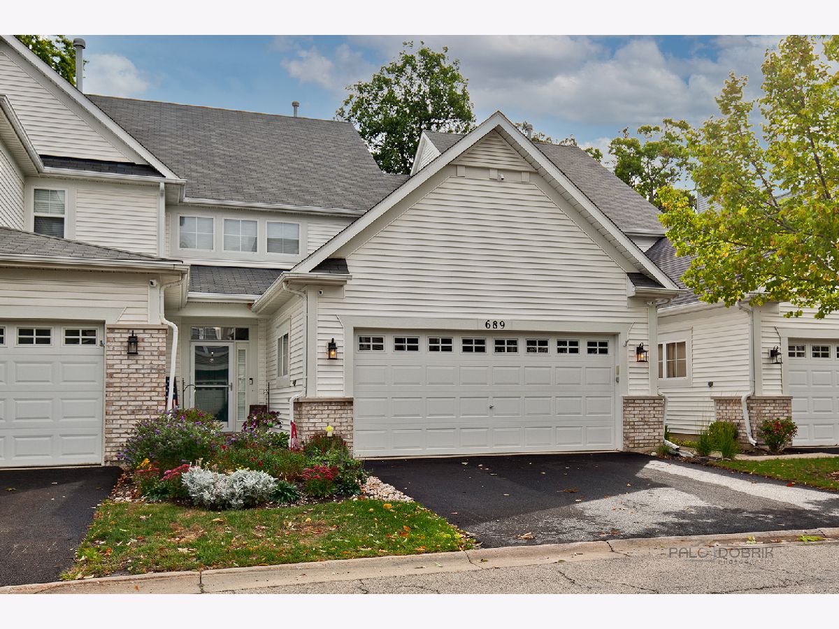 Townhomes & Homes Rented Waters Edge Grayslake Illinois, 689 Shoreline